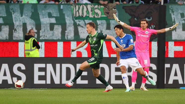 VfL vs. Darmstadt, 2. BL Wolfsburg, 18.09.2026, Fußball, Herren, 2. BL, Saison 2026 2027, VfL Wolfsburg vs. SV Darmstadt 98: Yannick Gerhardt (VfL Wolfsburg), Ho-Jae Lee (SV Darmstadt 98), Torwart Jakub Zielinski (VfL Wolfsburg) (DFL DFB REGULATIONS PROHIBIT ANY USE OF PHOTOGRAPHS as IMAGE SEQUENCES and or QUASI-VIDEO) Volkswagen Arena Niedersachsen Deutschland