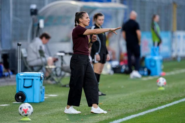 Eva-Maria Virsinger (Cheftrainerin, Trainerin, TSG), gibt Anweisungen, gestikuliert, mit den Armen gestikulieren, Freisteller, Ganzkörper, Einzelbild, Einzelfoto, Aktion, Action, 18.09.2026, Sinsheim (Hoffenheim) (Deutschland), Fussball, Google Pixel Frauen-Bundesliga, TSG 1899 Hoffenheim - VfL Wolfsburg, DFB DFL REGULATIONS PROHIBIT ANY USE OF PHOTOGRAPHS AS IMAGE SEQUENCES AND OR QUASI-VIDEO.