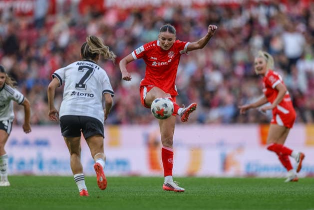 GER, Mainz, FSV Mainz 05 vs Eintracht Frankfurt, Google Pixel Frauen Bundesliga, Fussball, DFB, Spielzeit 2026 2027, MEWA Arena, 5. Spieltag im Bild v.l.: Ereleta Memeti (Eintracht Frankfurt Frauen 7), Gentiana Fetaj (Mainz 05 Frauen 7) DFB DFL REGULATIONS PROHIBIT ANY USE OF PHOTOGRAPHS AS IMAGE SEQUENCES AND OR QUASI-VIDEO, 18.09.2026 Copyright: HMBxMedia HendrikxHamelau