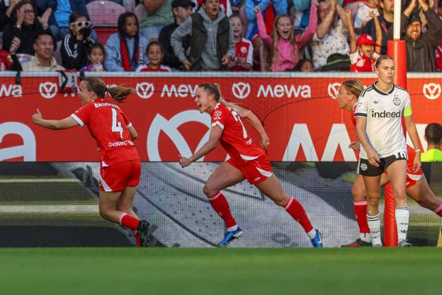 GER, Mainz, FSV Mainz 05 vs Eintracht Frankfurt, Google Pixel Frauen Bundesliga, Fussball, DFB, Spielzeit 2026 2027, MEWA Arena, 5. Spieltag im Bild v.l.: Kara Bathmann (Mainz 05 Frauen 4) und Sabina Jackson (Mainz 05 Frauen 20), Tor, Jubel und Freude, Emotionen DFB DFL REGULATIONS PROHIBIT ANY USE OF PHOTOGRAPHS AS IMAGE SEQUENCES AND OR QUASI-VIDEO, 18.09.2026 Copyright: HMBxMedia HendrikxHamelau