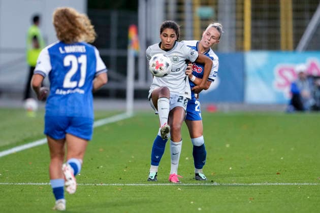 v.li.: Cora Zicai (Wolfsburg, 28), Laura Gloning (TSG, 20),, Zweikampf, Spielszene, Duell, duel, tackle, tackling, Dynamik, Action, Aktion, 18.09.2026, Sinsheim (Hoffenheim) (Deutschland), Fussball, Google Pixel Frauen-Bundesliga, TSG 1899 Hoffenheim - VfL Wolfsburg, DFB DFL REGULATIONS PROHIBIT ANY USE OF PHOTOGRAPHS AS IMAGE SEQUENCES AND OR QUASI-VIDEO.