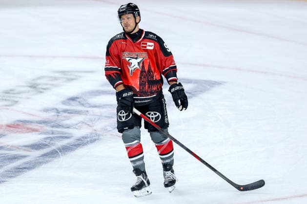 18.09.2026, Eishockey, DEL, Kölner Haie - Grizzlys Wolfsburg, 1.Spieltag, Saison 2026 27, Lanxess-Arena Köln: Moritz Müller (Koelner Haie 91) blickt angespannt nach Oben Nordrhein-Westfalen Deutschland