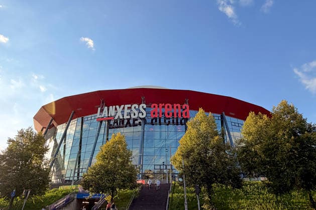 18.09.2026, Eishockey, DEL, Kölner Haie - Grizzlys Wolfsburg, 1.Spieltag, Saison 2026 27, Lanxess-Arena Köln: Aussenansicht Assen Schriftzug Abendlicht abends blaue Stunde Spielstätte Eventlocation Sportstätte Nordrhein-Westfalen Deutschland