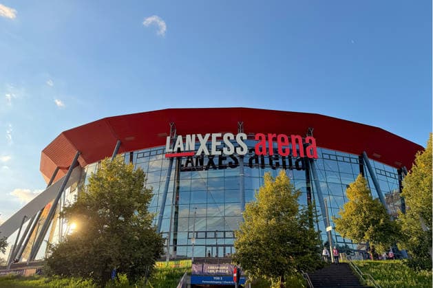 18.09.2026, Eishockey, DEL, Kölner Haie - Grizzlys Wolfsburg, 1.Spieltag, Saison 2026 27, Lanxess-Arena Köln: Aussenansicht Assen Schriftzug Abendlicht abends blaue Stunde Spielstätte Eventlocation Sportstätte Nordrhein-Westfalen Deutschland