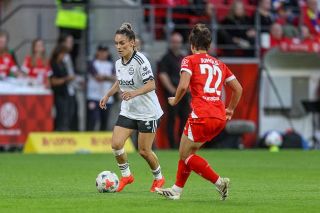 GER, Mainz, FSV Mainz 05 vs Eintracht Frankfurt, Google Pixel Frauen Bundesliga, Fussball, DFB, Spielzeit 2026 2027, MEWA Arena, 5. Spieltag im Bild v.l.: Ereleta Memeti (Eintracht Frankfurt Frauen 7), Emma Junold (Mainz 05 Frauen 22) DFB DFL REGULATIONS PROHIBIT ANY USE OF PHOTOGRAPHS AS IMAGE SEQUENCES AND OR QUASI-VIDEO, 18.09.2026 Copyright: HMBxMedia HendrikxHamelau