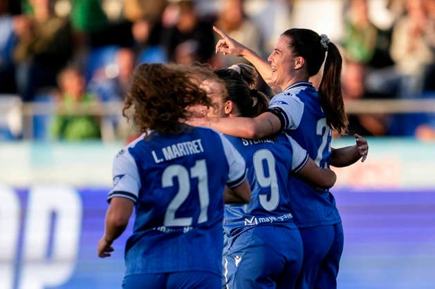 v.li.: Spielerinnen der TSG 1899 Hoffenheim jubeln mit Torschützin Chiara Hahn (TSG, 23, rechts) über das Tor zum 1:0, Jubel, Torjubel, Torerfolg, celebrate the goal, goal, celebration, jubelt ueber das Tor, Freuen, Freude, freut sich, optimistisch, positiv, Spielszene, Highlight, Action, Aktion, 18.09.2026, Sinsheim (Hoffenheim) (Deutschland), Fussball, Google Pixel Frauen-Bundesliga, TSG 1899 Hoffenheim - VfL Wolfsburg, DFB DFL REGULATIONS PROHIBIT ANY USE OF PHOTOGRAPHS AS IMAGE SEQUENCES AND OR QUASI-VIDEO.