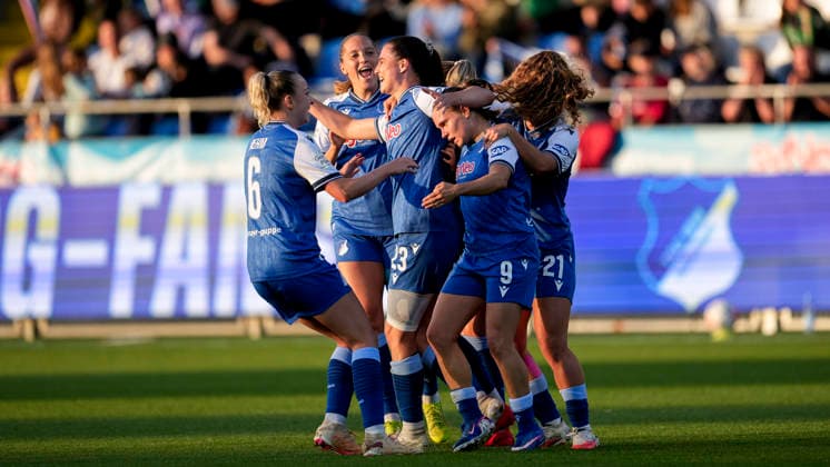 v.li.: Vanessa Diehm (TSG, 6), Lisann Kaut (TSG, 4), Torschützin Chiara Hahn (TSG, 23), Marie Steiner (TSG, 9), Laia Martret Jimenez (TSG, 21), Spielerinnen der TSG 1899 Hoffenheim, jubeln über das Tor zum 1:0, Jubel, Torjubel, Torerfolg, celebrate the goal, goal, celebration, jubelt ueber das Tor, Freuen, Freude, freut sich, optimistisch, positiv, Spielszene, Highlight, Action, Aktion, 18.09.2026, Sinsheim (Hoffenheim) (Deutschland), Fussball, Google Pixel Frauen-Bundesliga, TSG 1899 Hoffenheim - VfL Wolfsburg, DFB DFL REGULATIONS PROHIBIT ANY USE OF PHOTOGRAPHS AS IMAGE SEQUENCES AND OR QUASI-VIDEO.