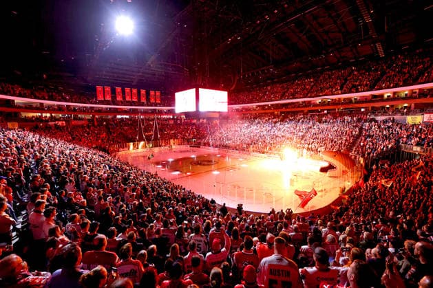 18.09.2026, Eishockey, DEL, Kölner Haie - Grizzlys Wolfsburg, 1.Spieltag, Saison 2026 27, Lanxess-Arena Köln: Einlaufshow mit Pyrotechnik Show Feuershow Innenansicht Spielstätte Nordrhein-Westfalen Deutschland