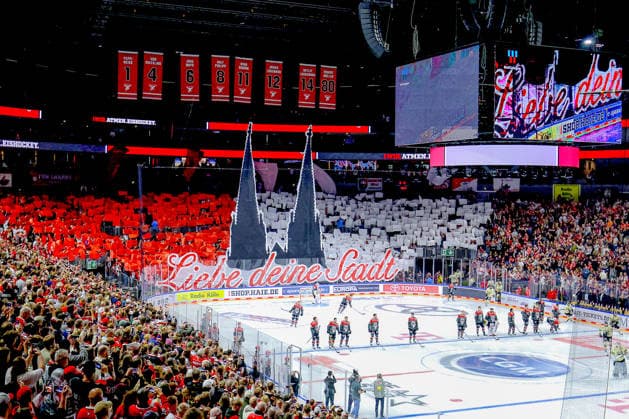 18.09.2026, Eishockey, DEL, Kölner Haie - Grizzlys Wolfsburg, 1.Spieltag, Saison 2026 27, Lanxess-Arena Köln: Choreografie Choreography Choreo der Fans auf der Tribüne Innenansicht Spielstätte Nordrhein-Westfalen Deutschland