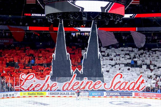 18.09.2026, Eishockey, DEL, Kölner Haie - Grizzlys Wolfsburg, 1.Spieltag, Saison 2026 27, Lanxess-Arena Köln: Choreografie Choreography Choreo der Fans auf der Tribüne Innenansicht Spielstätte Nordrhein-Westfalen Deutschland