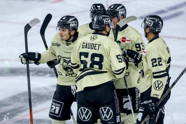 18.09.2026, Eishockey, DEL, Kölner Haie - Grizzlys Wolfsburg, 1.Spieltag, Saison 2026 27, Lanxess-Arena Köln: Torjubel nach dem Tor zum 1:0 durch Torschütze Bobby Lynch (Grizzlys Wolfsburg 49) zusammen mit Nordrhein-Westfalen Deutschland