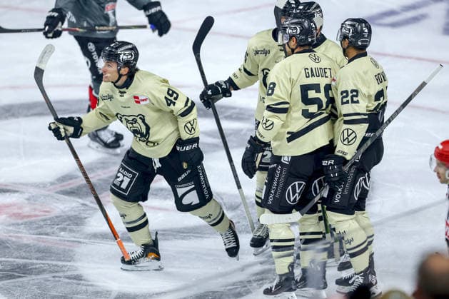 18.09.2026, Eishockey, DEL, Kölner Haie - Grizzlys Wolfsburg, 1.Spieltag, Saison 2026 27, Lanxess-Arena Köln: Torjubel nach dem Tor zum 1:0 durch Torschütze Bobby Lynch (Grizzlys Wolfsburg 49) zusammen mit Nordrhein-Westfalen Deutschland