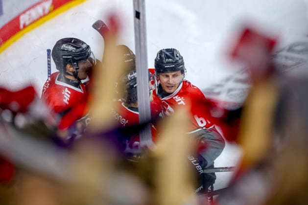 18.09.2026, Eishockey, DEL, Kölner Haie - Grizzlys Wolfsburg, 1.Spieltag, Saison 2026 27, Lanxess-Arena Köln: Torjubel nach dem Tor zum 1:1 durch Torschütze Kevin Niedenz (Koelner Haie 46) zusammen mit Markus Ljungh (Koelner Haie 61) Nordrhein-Westfalen Deutschland