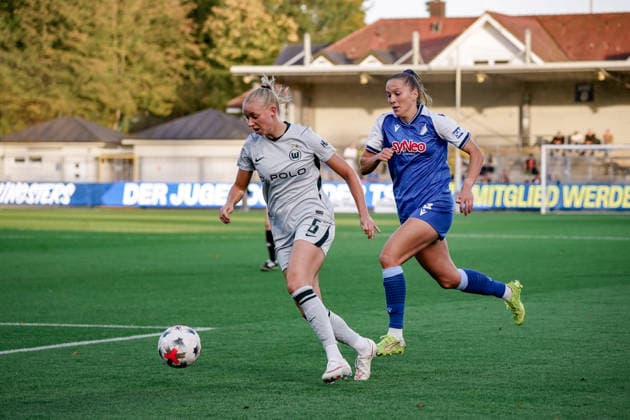 Deutschland: Fussball Saison 2026 2027 , Google Pixel Frauen-Bundesliga , 5. Spieltag , TSG 1899 Hoffenheim vs. VfL Wolfsburg - Dietmar-Hopp-Stadion (Hoffenheim) : Ella Peddemors (VfL Wolfsburg, 5) am Ball, im Ballbesitz, im Zweikampf mit Lisann Kaut (TSG Hoffenheim, 4) Hoffenheim Dietmar-Hopp-Stadion Deutschland Germany Copyright: xBennetxLongx