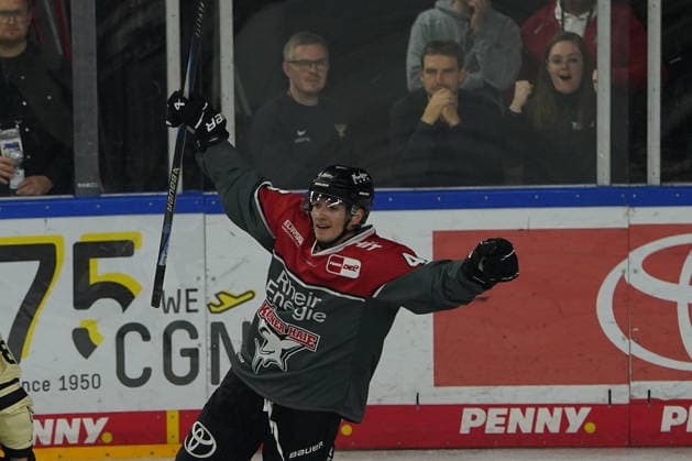 Köln, DEL, Saison 2026 2027, Kölner Haie vs Grizzlys Wolfsburg , 18.09.2026. Lanxessarena Köln, kevin niedenz, Kölner Haie, jubelt