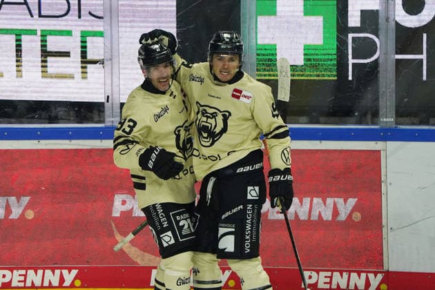 Köln, DEL, Saison 2026 2027, Kölner Haie vs Grizzlys Wolfsburg , 18.09.2026. Lanxessarena Köln, spencer machacek, robert lynch , grizzlys wolfsburg, jubeln