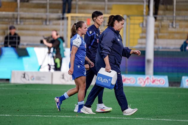 Deutschland: Fussball Saison 2026 2027 , Google Pixel Frauen-Bundesliga , 5. Spieltag , TSG 1899 Hoffenheim vs. VfL Wolfsburg - Dietmar-Hopp-Stadion (Hoffenheim) : Marie Steiner (TSG Hoffenheim, 9) nach Verletzung mit Ärzten, Mimik, Gesichtsausdruck, Emotion Hoffenheim Dietmar-Hopp-Stadion Deutschland Germany Copyright: xBennetxLongx