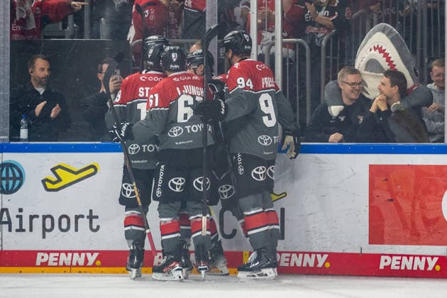 Die Koelner Spieler bejubeln das Tor zum 1:1. Koelner Haie vs. Grizzlys Wolfsburg, Eishockey, Penny DEL, 01. Spieltag, Saison 2026 2027, 18.09.2026 Koelner Haie vs. Grizzlys Wolfsburg, Eishockey, Penny DEL, 01. Spieltag, Saison 2026 2027, 18.09.2026 Köln Copyright: xEibner-Pressefoto ThomasxHaeslerx EP_THR