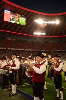 18.09.2026: Fußball: FC Bayern München - Union Berlin, 4. Spieltag der 1. Bundesliga in der Allianz Arena in München Orchester des Fan-Treff B16 Pforzenrieden spielt Musik in Tracht vor Anpfiff in der Allianz Arena WICHTIGER HINWEIS: Gemäß den Vorgaben der DFL und des DFB ist es untersagt, in dem Stadion und oder vom Spiel angefertigte Fotoaufnahmen in Form von Sequenzbildern und oder videoähnlichen Fotostrecken zu verwerten bzw. verwerten zu lassen. Copyright: xJamesxZabelx
