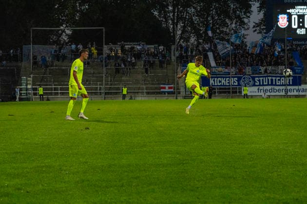 18.09.2026, xerix, Fussball Regionalliga Suedwest, FSV Frankfurt - Stuttgarter Kickers v.l. Sebastian Müller (SV Stuttgarter Kickers) führt den Freistoß aus Frankfurt