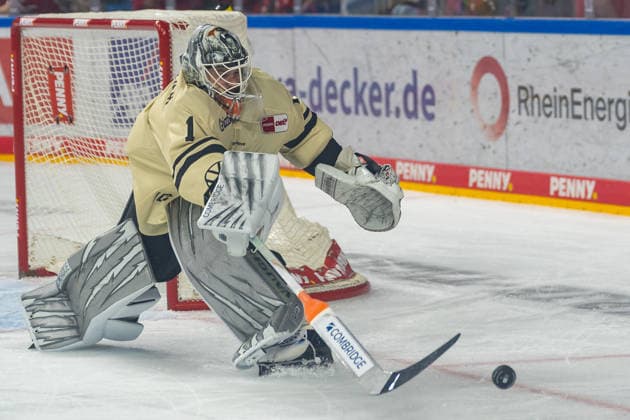 Dustin Strahlmeier (Grizzlys Wolfsburg, 01) leitet den Puk weiter. Koelner Haie vs. Grizzlys Wolfsburg, Eishockey, Penny DEL, 01. Spieltag, Saison 2026 2027, 18.09.2026 Koelner Haie vs. Grizzlys Wolfsburg, Eishockey, Penny DEL, 01. Spieltag, Saison 2026 2027, 18.09.2026 Köln Copyright: xEibner-Pressefoto ThomasxHaeslerx EP_THR