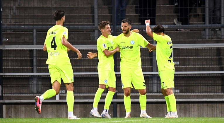 18.09.2026, xokbx, Fussball Regionalliga Suedwest, FSV Frankfurt - Stuttgarter Kickers v.l. Torjubel zum 1:0 durch Dejan Bozic (Stuttgarter Kickers), mit Yannick Glessing (Stuttgarter Kickers), Elvir Zukaj (Stuttgarter Kickers) Frankfurt am Main