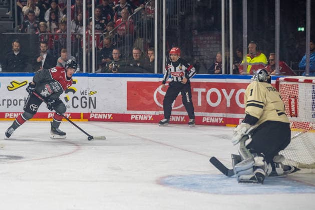 Gregor MacLeod (Koelner Haie, 89) faehrt auf das Tor von Dustin Strahlmeier (Grizzlys Wolfsburg, 01) zu. Koelner Haie vs. Grizzlys Wolfsburg, Eishockey, Penny DEL, 01. Spieltag, Saison 2026 2027, 18.09.2026 Koelner Haie vs. Grizzlys Wolfsburg, Eishockey, Penny DEL, 01. Spieltag, Saison 2026 2027, 18.09.2026 Köln Copyright: xEibner-Pressefoto ThomasxHaeslerx EP_THR