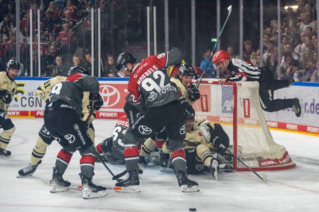 Gedraenge vor dem Tor von Dustin Strahlmeier (Grizzlys Wolfsburg, 01), so dass sich ein Schiedsrichter auf das Tor fluechtet. Koelner Haie vs. Grizzlys Wolfsburg, Eishockey, Penny DEL, 01. Spieltag, Saison 2026 2027, 18.09.2026 Koelner Haie vs. Grizzlys Wolfsburg, Eishockey, Penny DEL, 01. Spieltag, Saison 2026 2027, 18.09.2026 Köln Copyright: xEibner-Pressefoto ThomasxHaeslerx EP_THR