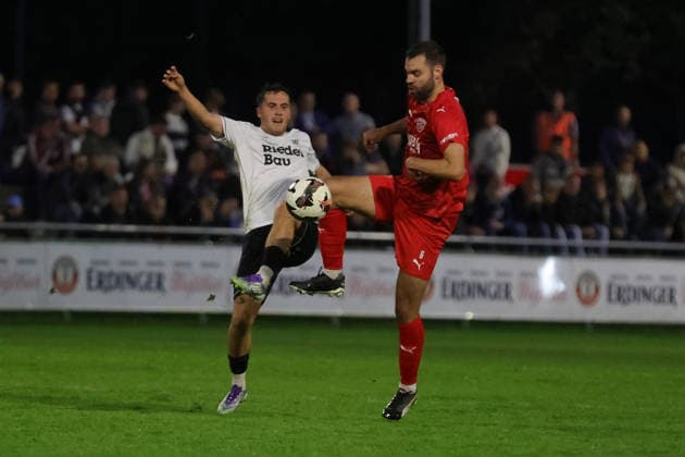 18.09.2026, Fussball, Herren, Saison 2026 2027, Regionalliga Bayern, 10. Spieltag: TSV Buchbach - FC Schweinfurt 05 Von links: Nils Piwernetz (FC Schweinfurt 05, 19) gegen Philipp Walter (TSV Buchbach, 06) Buchbach SMR-Arena Bayern Deutschland