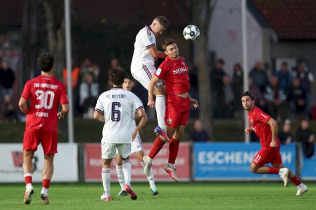18.09.2026, Herren, Fussball, Saison 2026 2027, Regionalliga Bayern, 10. Spieltag: TSV Aubstadt - FC Bayern Muenchen II David Heindl ( 5, FC Bayern München II) und Max Grimm ( 9, TSV Aubstadt) Sulzfeld Schulstadion Aubstadt (NGN Arena) Bayern Deutschland