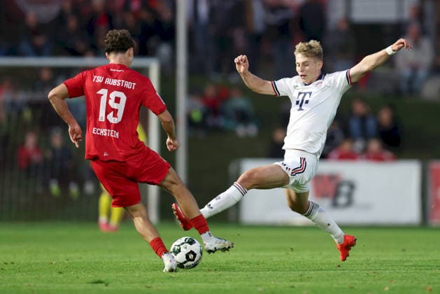 18.09.2026, Herren, Fussball, Saison 2026 2027, Regionalliga Bayern, 10. Spieltag: TSV Aubstadt - FC Bayern Muenchen II Maximilian Eckstein ( 19, TSV Aubstadt) und Anton Heinz ( 9, FC Bayern München II) Sulzfeld Schulstadion Aubstadt (NGN Arena) Bayern Deutschland