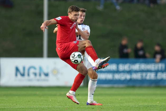 18.09.2026, Herren, Fussball, Saison 2026 2027, Regionalliga Bayern, 10. Spieltag: TSV Aubstadt - FC Bayern Muenchen II Max Grimm ( 9, TSV Aubstadt) und David Heindl ( 5, FC Bayern München II) Sulzfeld Schulstadion Aubstadt (NGN Arena) Bayern Deutschland
