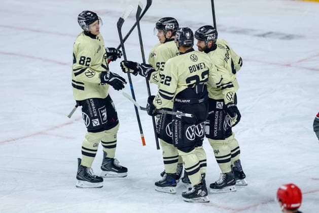 18.09.2026, Eishockey, DEL, Kölner Haie - Grizzlys Wolfsburg, 1.Spieltag, Saison 2026 27, Lanxess-Arena Köln: Torjubel nach dem Tor zum 2:1 durch Torschütze Will Graber (Grizzlys Wolfsburg 82) zusammen mit Luis Schinko (Grizzlys Wolfsburg 63) Madison Bowey (Grizzlys Wolfsburg 22) Nordrhein-Westfalen Deutschland