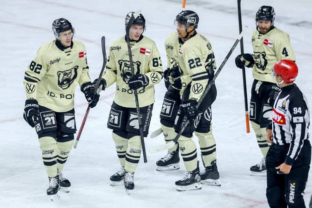 18.09.2026, Eishockey, DEL, Kölner Haie - Grizzlys Wolfsburg, 1.Spieltag, Saison 2026 27, Lanxess-Arena Köln: Torjubel nach dem Tor zum 2:1 durch Torschütze Will Graber (Grizzlys Wolfsburg 82) zusammen mit Luis Schinko (Grizzlys Wolfsburg 63) Madison Bowey (Grizzlys Wolfsburg 22) Nordrhein-Westfalen Deutschland