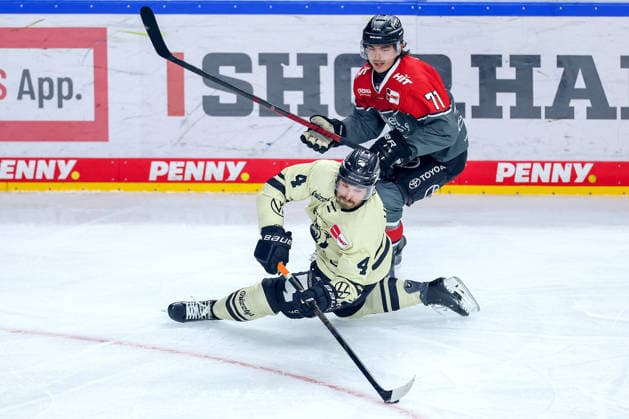 18.09.2026, Eishockey, DEL, Kölner Haie - Grizzlys Wolfsburg, 1.Spieltag, Saison 2026 27, Lanxess-Arena Köln: Daniel Fischbuch (Koelner Haie 71) im Zweikampf gegen Keaton Thompson (Grizzlys Wolfsburg 04) Nordrhein-Westfalen Deutschland