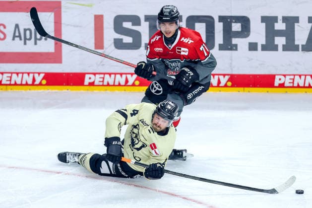 18.09.2026, Eishockey, DEL, Kölner Haie - Grizzlys Wolfsburg, 1.Spieltag, Saison 2026 27, Lanxess-Arena Köln: Daniel Fischbuch (Koelner Haie 71) im Zweikampf gegen Keaton Thompson (Grizzlys Wolfsburg 04) Nordrhein-Westfalen Deutschland