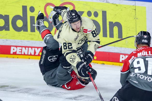 18.09.2026, Eishockey, DEL, Kölner Haie - Grizzlys Wolfsburg, 1.Spieltag, Saison 2026 27, Lanxess-Arena Köln: Will Graber (Grizzlys Wolfsburg 82) stürzt im Zweikampf gegen Carlos Händel (Koelner Haie 07) auf das Eis Nordrhein-Westfalen Deutschland