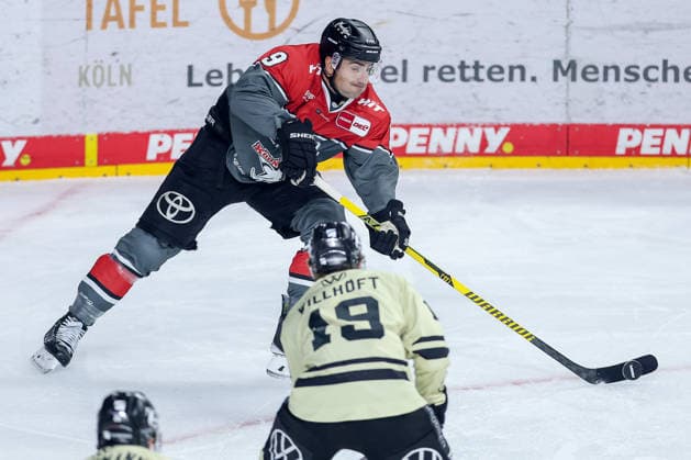 18.09.2026, Eishockey, DEL, Kölner Haie - Grizzlys Wolfsburg, 1.Spieltag, Saison 2026 27, Lanxess-Arena Köln: Maximilian Kammerer (Koelner Haie 09) im Zweikampf gegen Dustin Willhöft (Grizzlys Wolfsburg 19) Nordrhein-Westfalen Deutschland