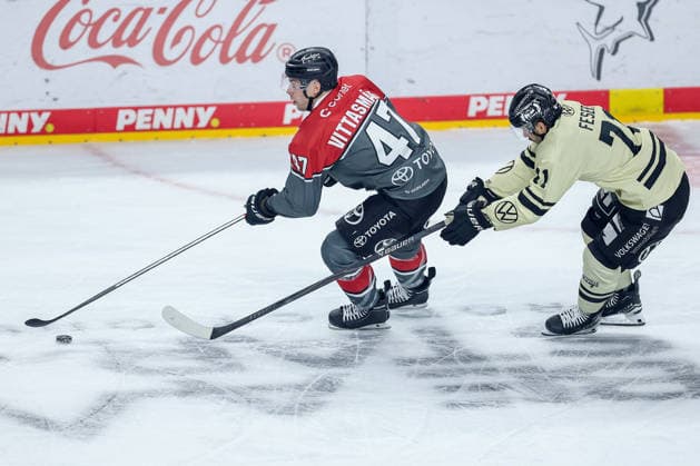 18.09.2026, Eishockey, DEL, Kölner Haie - Grizzlys Wolfsburg, 1.Spieltag, Saison 2026 27, Lanxess-Arena Köln: Veli-Matti Vittasmäki (Koelner Haie 47) im Zweikampf gegen Justin Feser (Grizzlys Wolfsburg 74) Nordrhein-Westfalen Deutschland