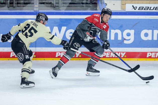 18.09.2026, Eishockey, DEL, Kölner Haie - Grizzlys Wolfsburg, 1.Spieltag, Saison 2026 27, Lanxess-Arena Köln: xw35 im Zweikampf gegen Juhani Tyrväinen (Koelner Haie 21) Nordrhein-Westfalen Deutschland