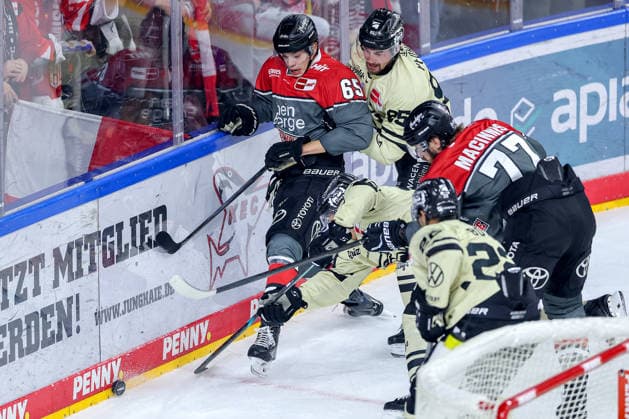 18.09.2026, Eishockey, DEL, Kölner Haie - Grizzlys Wolfsburg, 1.Spieltag, Saison 2026 27, Lanxess-Arena Köln: Fabio Pfohl (Grizzlys Wolfsburg 95) im Zweikampf gegen Marco Münzenberger (Koelner Haie 65) Nordrhein-Westfalen Deutschland