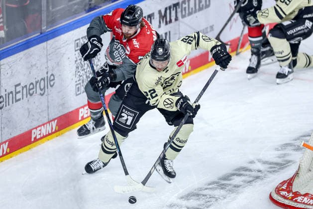 18.09.2026, Eishockey, DEL, Kölner Haie - Grizzlys Wolfsburg, 1.Spieltag, Saison 2026 27, Lanxess-Arena Köln: Madison Bowey (Grizzlys Wolfsburg 22) im Zweikampf gegen Daniel Fischbuch (Koelner Haie 71) Nordrhein-Westfalen Deutschland