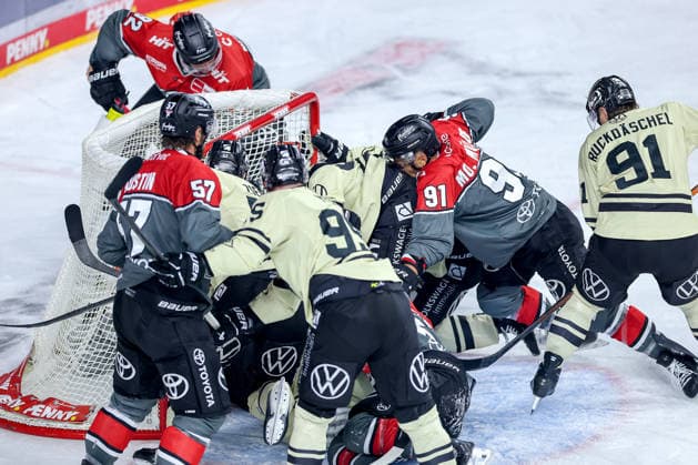 18.09.2026, Eishockey, DEL, Kölner Haie - Grizzlys Wolfsburg, 1.Spieltag, Saison 2026 27, Lanxess-Arena Köln: Tummult auf dem Eis um das Tor von Goalie Dustin Strahlmeier (Grizzlys Wolfsburg 01) - Moritz Müller (Koelner Haie 91) schiebt an Nordrhein-Westfalen Deutschland