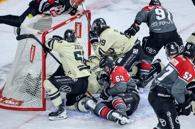 18.09.2026, Eishockey, DEL, Kölner Haie - Grizzlys Wolfsburg, 1.Spieltag, Saison 2026 27, Lanxess-Arena Köln: Tummult auf dem Eis um das Tor von Goalie Dustin Strahlmeier (Grizzlys Wolfsburg 01) Nordrhein-Westfalen Deutschland
