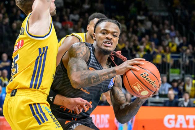 im Bild v.l.: Cobe Williams (NINERS Chemnitz, 24), im Angriff, GER, Berlin, Basketball, Alba Berlin und den Niners Chemnitz, BBL Auftakt, Auftaktspiel, in der UBER Arena, 18.09.2026, Copyright: HMBxMedia UwexKoch