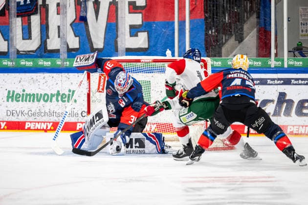 18.09.2026 - Eishockey - Saison 2026 2027 - Penny DEL - Nürnberg Ice Tigers Icetigers - Augsburger Panther Augsburg - ThHa - xthxhax - Niklas Treutle (31, Nürnberg Ice Tigers, NIT ) Trevor Parkes (84, Augsburger Panther, AEV ) Greg Meireles (43, Nürnberg Ice Tigers, NIT )