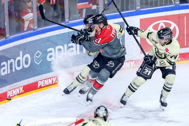 18.09.2026, Eishockey, DEL, Kölner Haie - Grizzlys Wolfsburg, 1.Spieltag, Saison 2026 27, Lanxess-Arena Köln: Juhani Tyrväinen (Koelner Haie 21) im Zweikampf gegen Les Lancaster (Grizzlys Wolfsburg 74) Nordrhein-Westfalen Deutschland