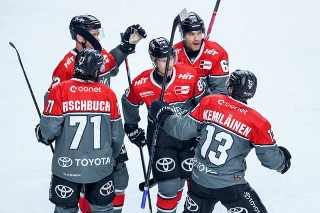 18.09.2026, Eishockey, DEL, Kölner Haie - Grizzlys Wolfsburg, 1.Spieltag, Saison 2026 27, Lanxess-Arena Köln: Torjubel nach dem Tor zum 2:2 durch Torschütze Valtteri Kemiläinen (Koelner Haie 13) zusammen mit Daniel Fischbuch (Koelner Haie 71) Patrick Russell (Koelner Haie 63) Gregor MacLeod (Koelner Haie 89) Nordrhein-Westfalen Deutschland