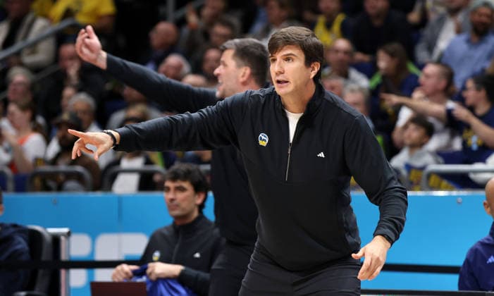 Trainer Pedro Calles gibt Anweisungen Aktion Oberkörper Basketball BBL Bundesliga Herren 1. Spieltag Saison 2026 2027 18.09.2026 ALBA Berlin vs. Niners Chemnitz 99ers