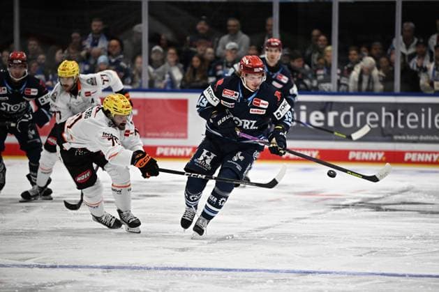 (v.l.n.r.) Linus Froeberg (Loewen Frankfurt 71) Hakon Haenelt (Schwenninger Wild Wings) 19 Schwenninger Wild Wings gegen Loewen Frankfurt, DEL, Hauptrunde, Spiel 1, Saison 2026 2027, 20260918 Schwenninger Wild Wings gegen Loewen Frankfurt, DEL, Hauptrunde, Spiel 1, Saison 2026 2027, 20260918 Schwenningen Copyright: xEibner-Pressefoto SvenxLaeglerx EP_SVL